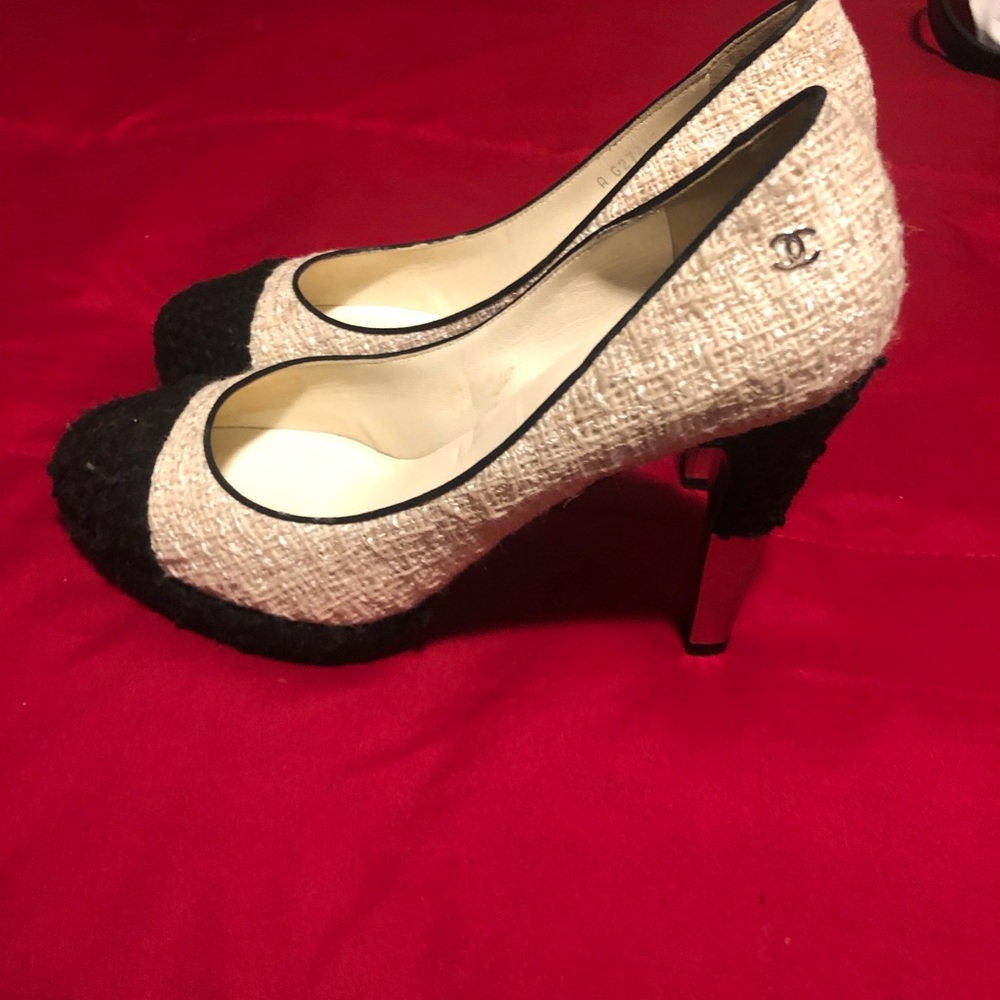 Chanel Pumps. - Picture 3 of 11